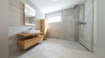 Imagen de Duchas al ras del piso: la tendencia que hace que el baño parezca más grande y facilita la limpieza