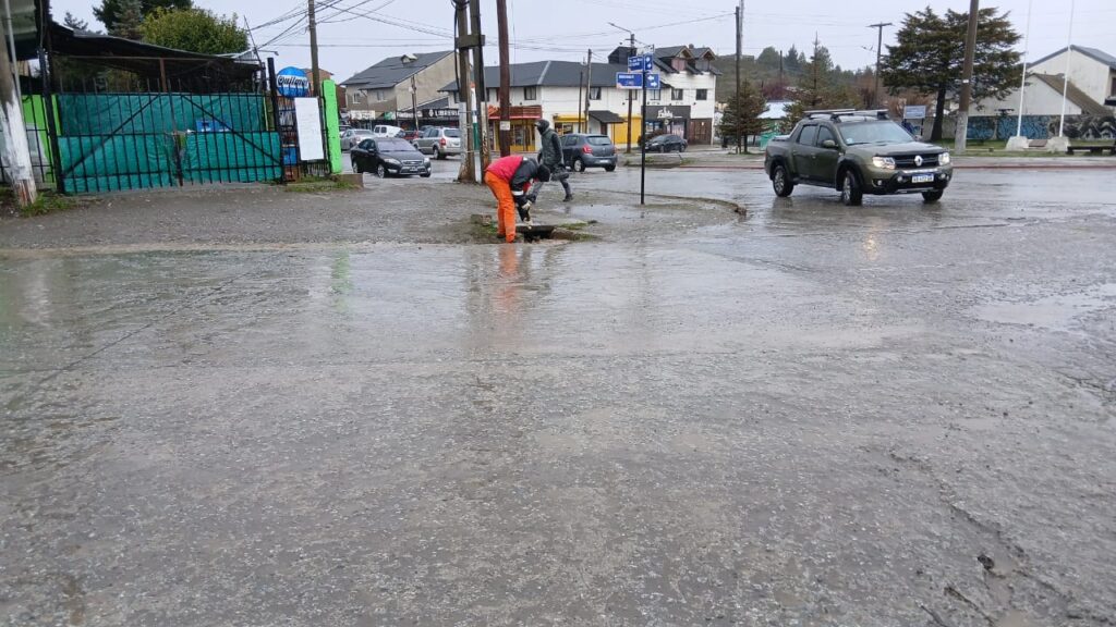 Bariloche enfrenta inundaciones y deslaves por intensas lluvias