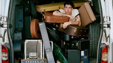 En plan solista, Mateo Sujatovich se desmarca de Conociendo Rusia y sale de gira con sus canciones y sus instrumentos