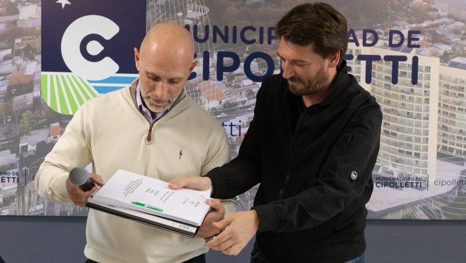 El acto se realizó en el edificio municipal con la presencia del gobernador de Río Negro, Alberto Wertilneck, ministros y el intendente, Rodrigo Buteler. Foto: Emiliano Ortiz. 