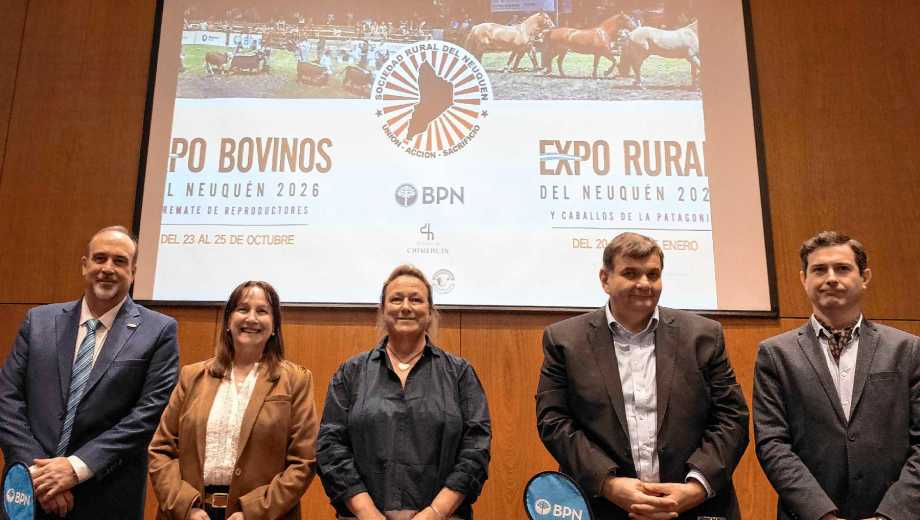 De izquierda a derecha: Gabriel Bosco (presidente del BPN), Zulma Reina (vicepresidenta a cargo de la Legislatura de Neuquén y en ejercicio del Poder Ejecutivo), Cecilia de Larminat (presidenta de la Sociedad Rural del Neuquén), Guillermo Koenig (ministro de Economía de Neuquén) y Diego García Rambeaud (secretario de Producción e Industria de Neuquén). Foto: Emiliano Ortiz.
