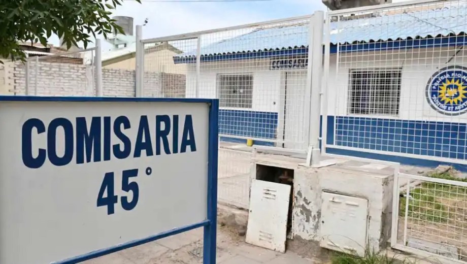 Le dio un cabezaso a una policía y rompió un patrullero en Cipolletti, lo imputaron 
