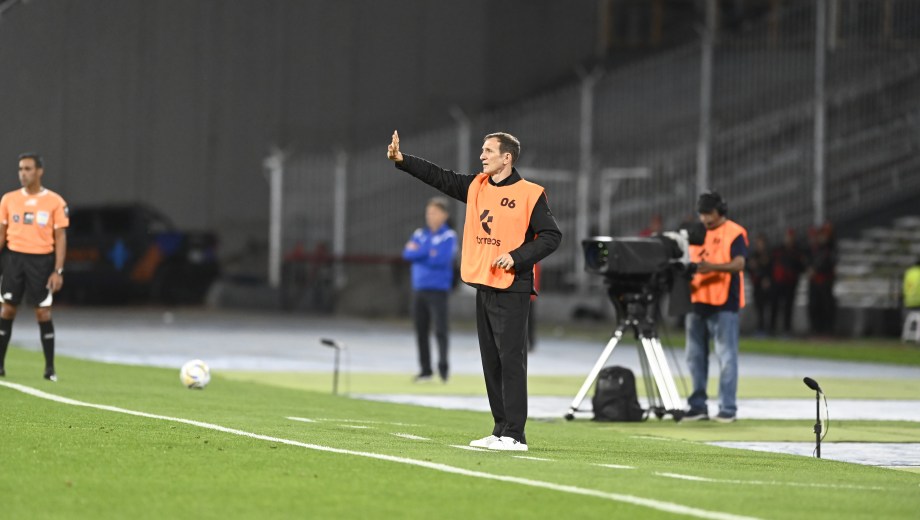 Rodolfo Arruabarrena lució la pechera naranja durante el duelo entre Boca y Vélez por la Copa Argentina. (Foto: Ariel Carreras - Clarín Fotografía)