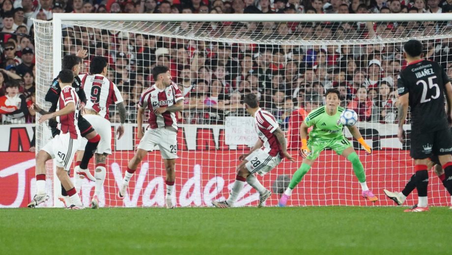 Foto: Clarín. El arquero Beltrán observa incrédulo el trayecto del balón, que finalmente terminó colándose en su valla para el 1-0 de Huracán. 