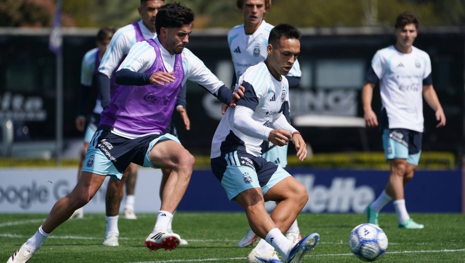 Lautaro podría comenzar a ser una fija para Scaloni en el once inicial. Julián, que mira de fondo, sería su acompañante. (Foto: Juano Tesone/Clarín Fotografía)