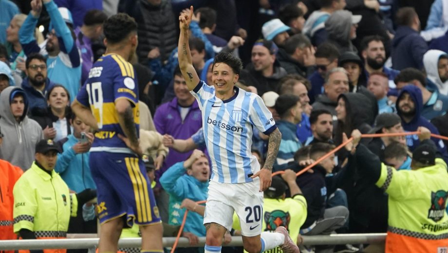 El festejo de Gastón Lodico tras convertir su primer tanto con la camiseta de Racing: un golazo olímpico. (Foto: Fernando de la Orden/Clarín Fotografía)
