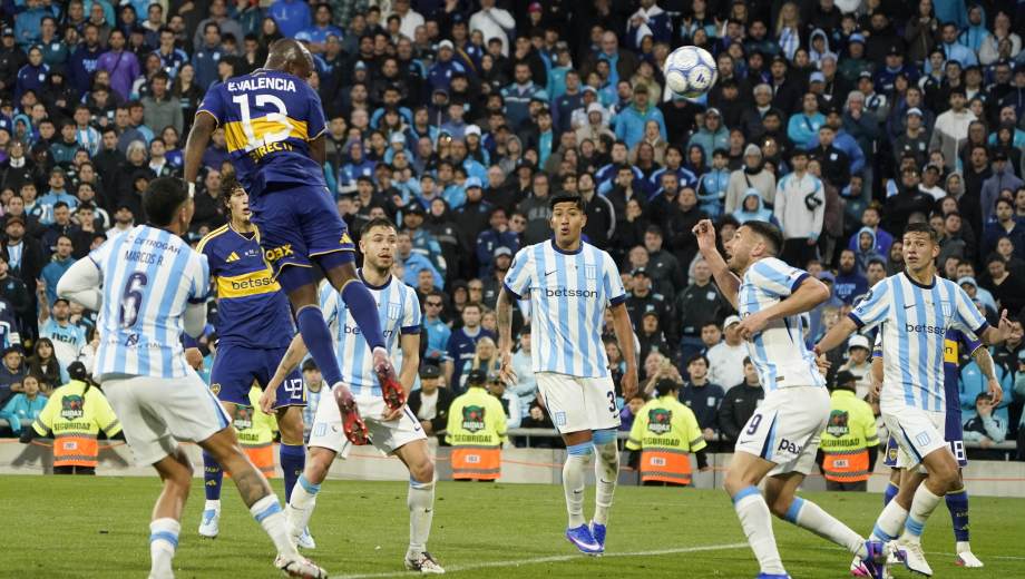 Enner Valencia, imparable. El ecuatoriano marcó tres goles de cabeza y Boca remontó ante Racing. (Foto: Clarín Fotografía/Fernando de la Orden)