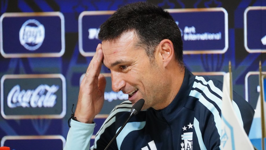 Lionel Scaloni, en la primera conferencia de prensa después del Mundial en el predio de Ezeiza. (Foto: Clarín Fotografía)