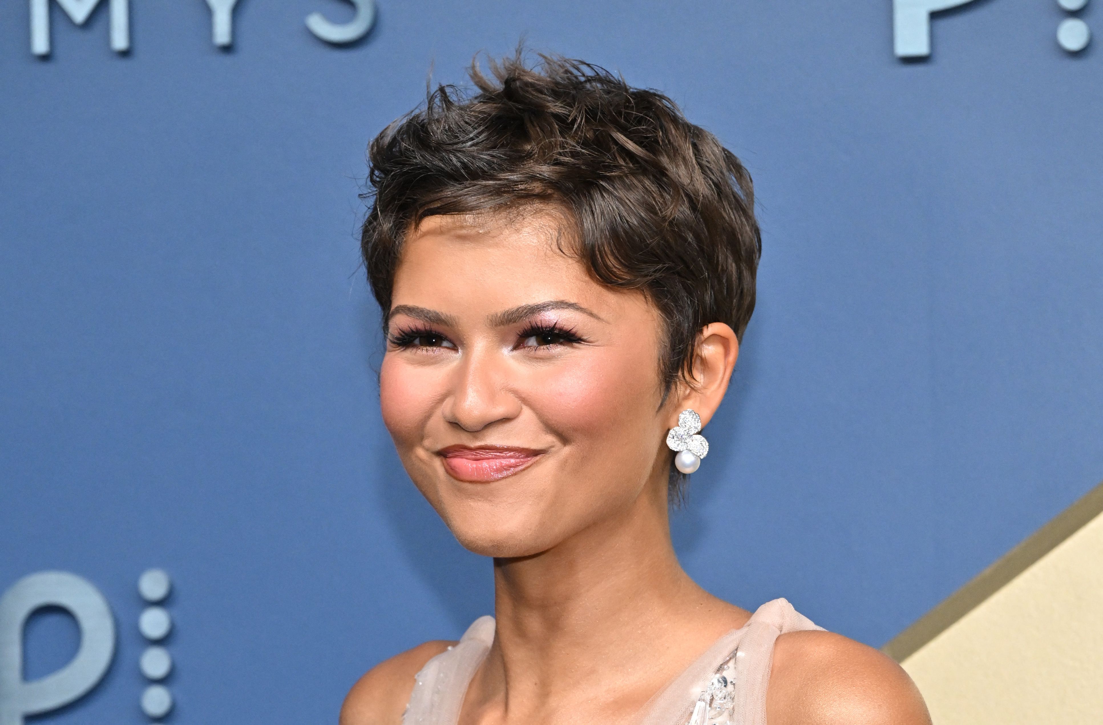Zendaya inspira con su corte pixie en los Emmy 2026, homenaje a Halle Berry