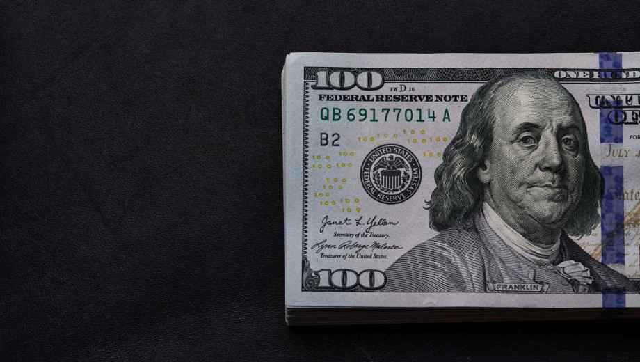 Dólar hoy: ¿a cuánto cierra la semana el dólar oficial?.-