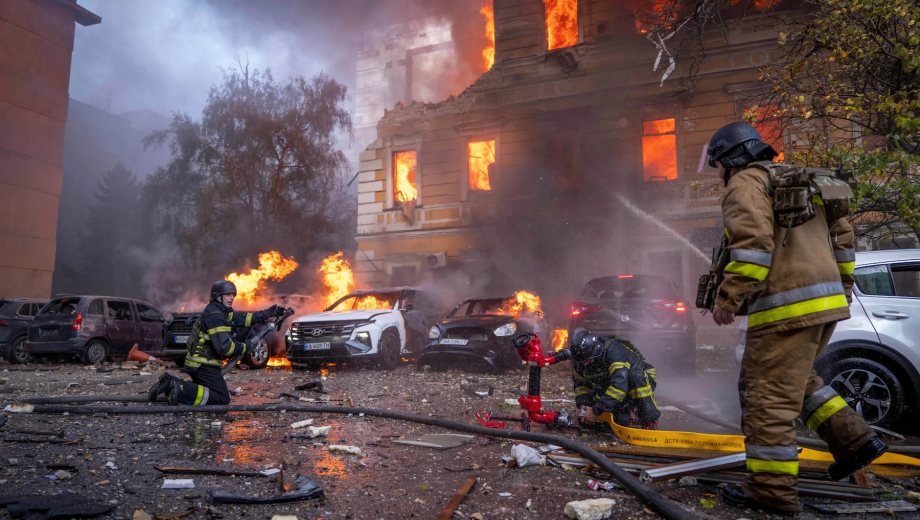 Trabajadores de rescate sofocan un incendio en el edificio de la Academia Nacional de Ciencias, dañado tras un ataque con drones rusos en el centro de Kiev, Ucrania, el lunes 28 de septiembre de 2026. (Foto AP)