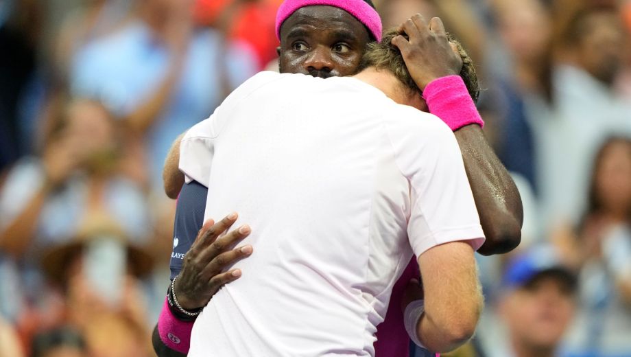 Rendidos, despues de dar espectáculo. Tiafoe sostiene en pie al fundido Michelsen.