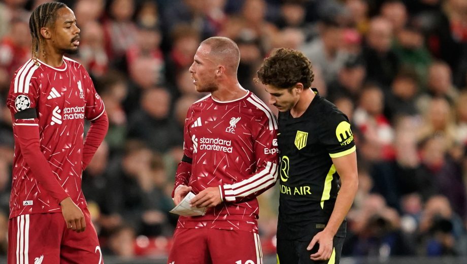 Julián Álvarez mirando las indicaciones tácticas que Andoni Iraola le brindó a Alexis Mac Allister, en el duelo entre Atlético Madrid y Liverpool. (Foto: AP)