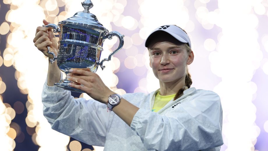 La kazaja Elena Rybakina, levantando el trofeo luego de vencer a Aryna Sabalenka en la gran final del US Open. (Foto: AP)
