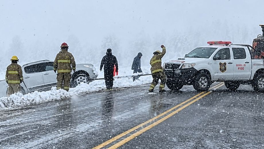 Los ocupantes no presentaron heridas. El cuerpo de rescate logró retirar el vehículo y colocarlo en la ruta. (Foto: ADNSur)