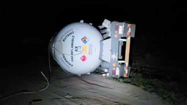 Corte total sobre la Ruta 143 en La Pampa por el vuelco de un camión de gas licuado: los detalles del operativo
