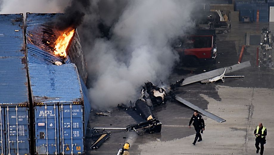 El choque provocó la muerte de los dos ocupantes del helicóptero y un peatón.