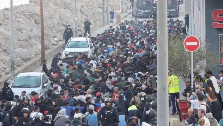 El gobierno español aseguró que el campamento puede hospedar a 1700 personas, pero reconocieron que la cifra de migrantes en las playas supera ampliamente ese número.