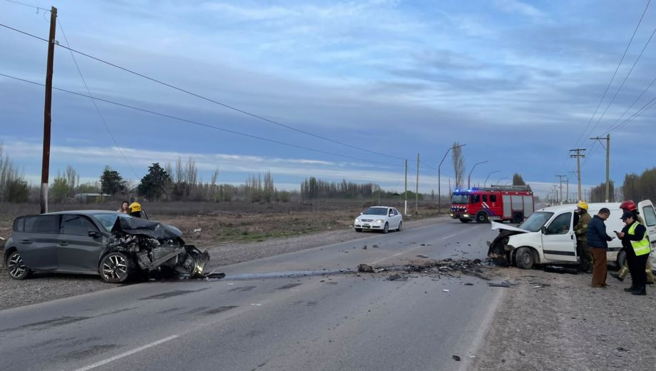 El choque frontal ocurrió entre los accesos de Fernández Oro y Cipolletti (Foto: gentileza)