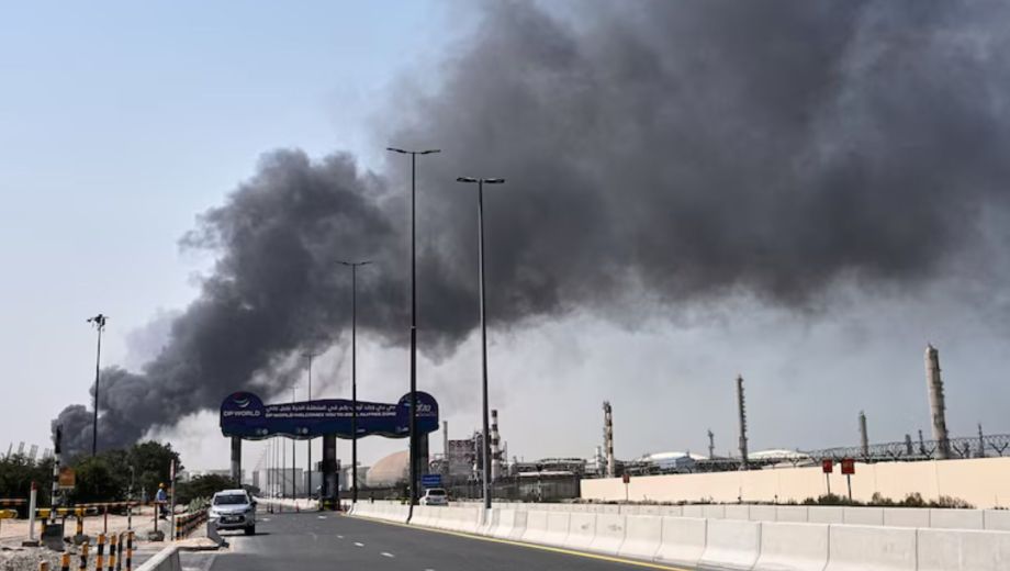 Medios saudíes mencionaron que un depósito de carburante de la petrolera estatal Aramco, situado cerca del aeropuerto internacional, se incendió después de una explosión (Foto: gentileza)