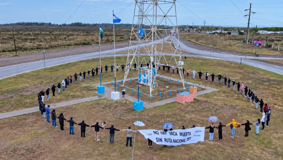 El acceso es utilizado diariamente por vecinos, trabajadores y transporte vinculado a la actividad hidrocarburífera. El reclamo tomará lugar este sábado en el ingreso sur. (Foto: gentileza)