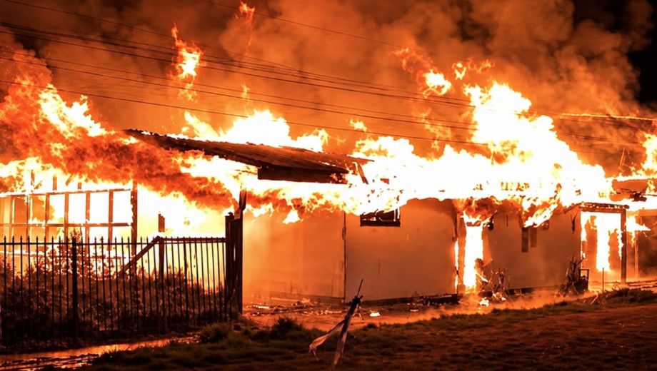 Según los registros del establecimiento, habían 26 personas en el recinto, 10 de las cuales lograron ser evacuadas con lesiones menores (Foto: Los primeros TV)