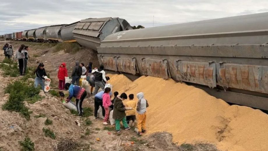 La unidad llevaba arena y maíz con destino a la zona productiva. El material quedó esparcido luego del vuelco.