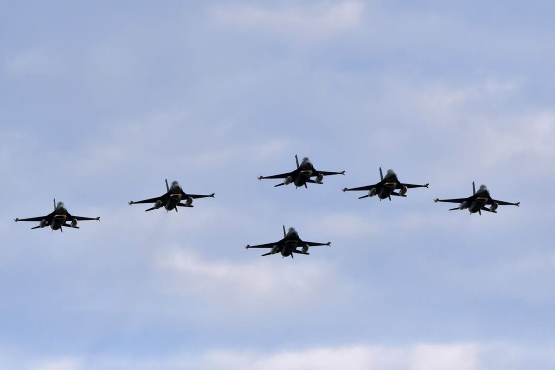 Nuevos F-16 llegan a Río Cuarto y completan una docena para la Fuerza Aérea