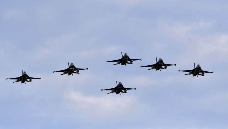 Con el nuevo lote, el Gobierno se aseugró una docena de aviones F-16 (Foto: Clarín)