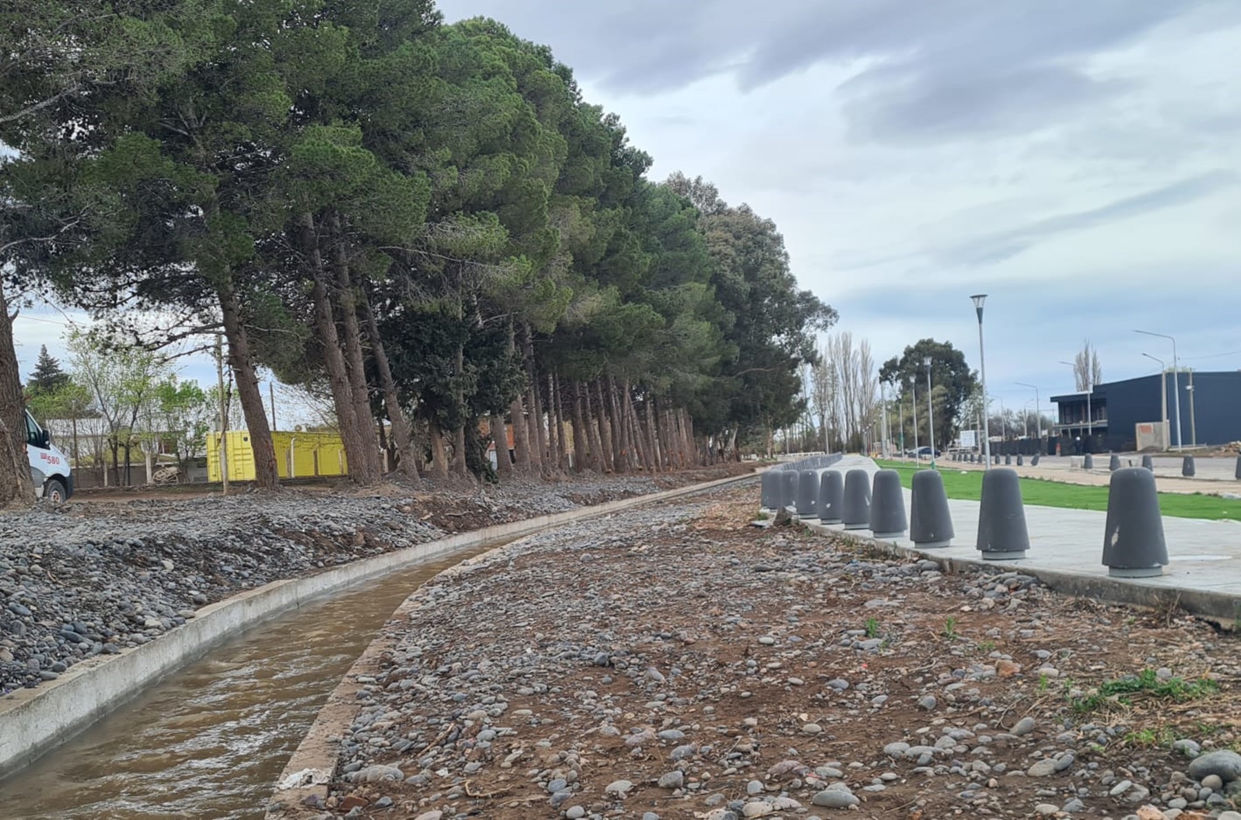 Añelo proyecta construir un paseo costero junto al canal de riego