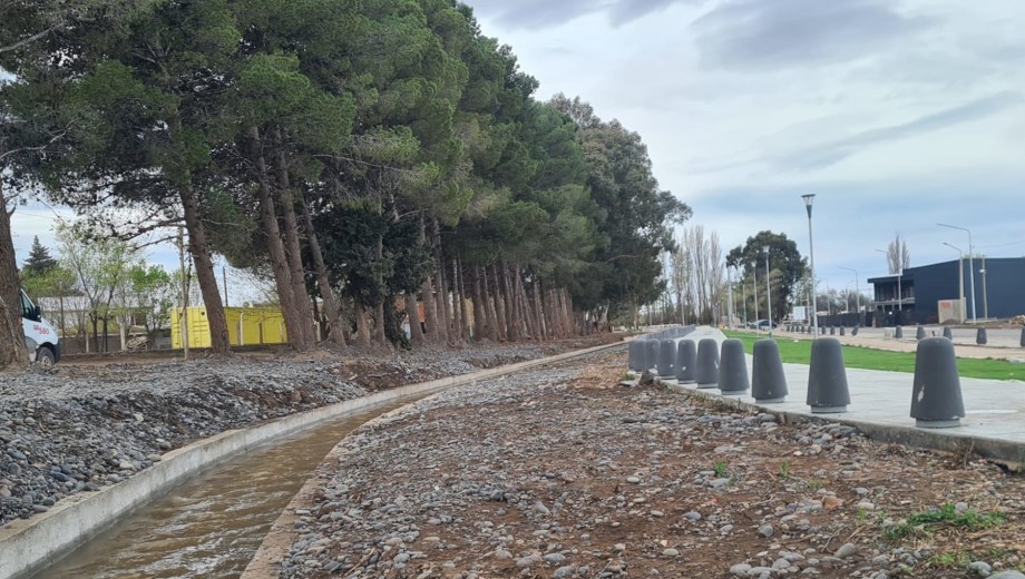 El agua ya correo por el canal y ahora se avanza en el resto del sector. (Foto: Andrea Vazquez)