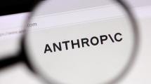 Imagen de Un informe de Anthropic analizó tres escenarios para la IA hacia 2030: crecimiento récord, pero alerta por los salarios
