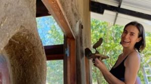 María, la arquitecta que construyó su casa de barro en un paraíso rural