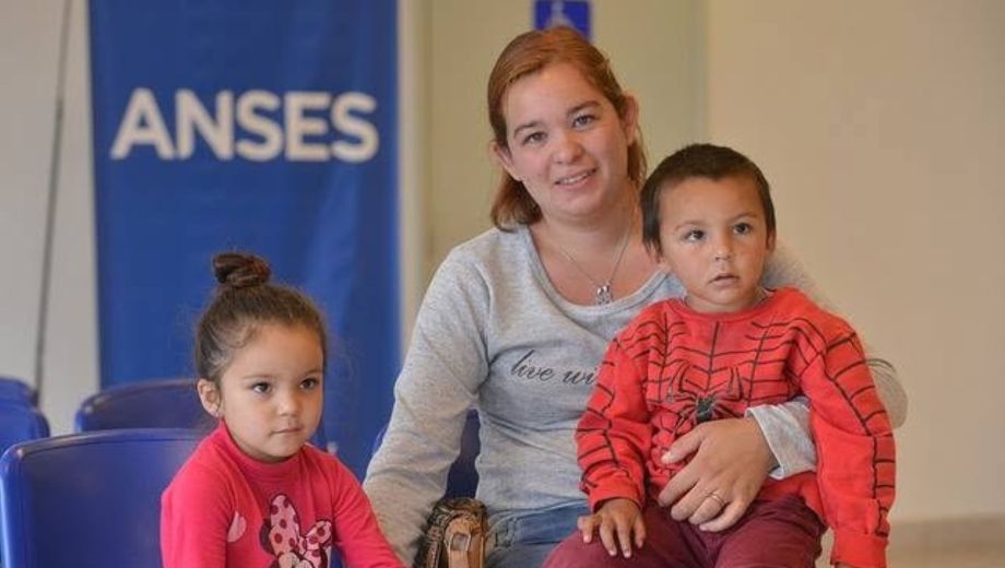 Gobierno propone suspender la movilidad automática de la AUH y de las asignaciones familiares ANSES.-