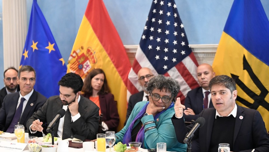 Axel Kicillof expone durante el desayuno de trabajo en Nueva York. A su lado, la primera ministra de Barbados, Mia Amor Mottley, el alcalde neoyorquino Zohran Mamdani y el presidente de España, Pedro Sánchez. (Foto: Prensa Gobernación)