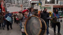 Imagen de La «marcha de la bronca» en Bariloche tuvo reclamo de huelga general y mensajes locales