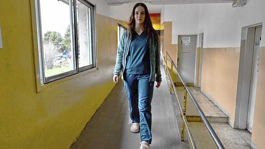Azul Cosia es hija de una neonatóloga del hospital de Bariloche y ahora residente de salud. Foto: Chino Leiva