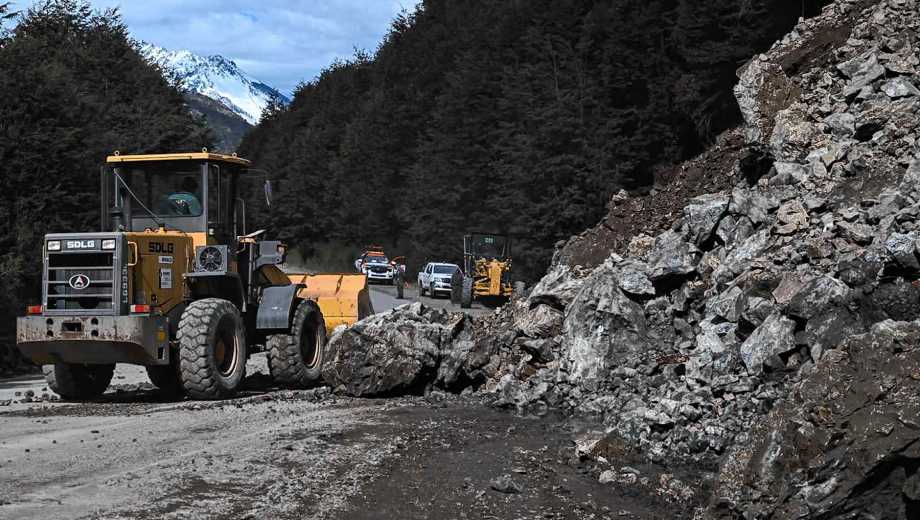 Vialidad Nacional habilitó el tránsito en una mano y con asistencia en la zona del derrumbe de la Ruta 40, entre Bariloche y El Bolsón. Foto: Chino Leiva