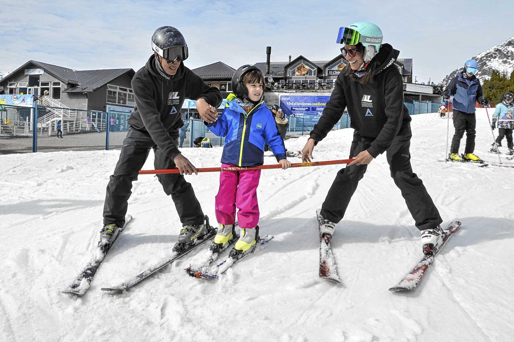 Emoción al ver a su hija practicar esquí adaptado en Cerro Catedral