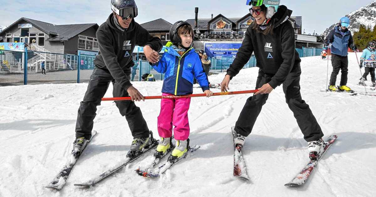 Emoción al ver a su hija practicar esquí adaptado en Cerro Catedral