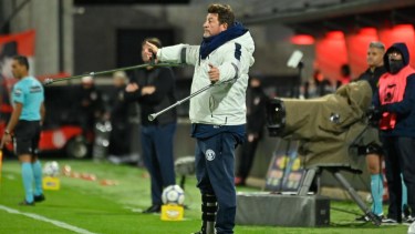 Independiente Rivadavia sortea la muleta de su técnico Berti, que se rompió en pleno partido
