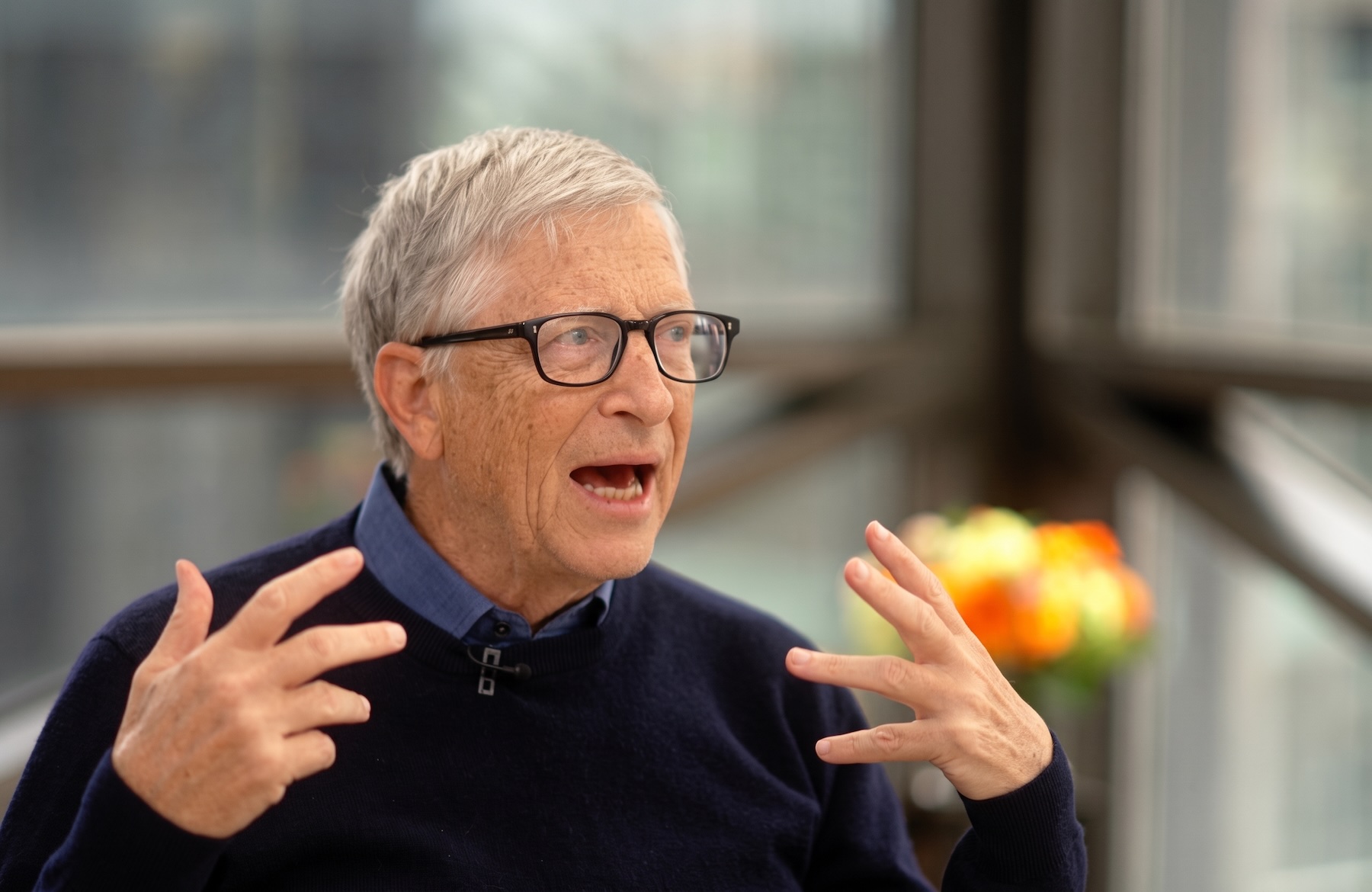 Bill Gates pidió una ley federal para regular la IA y advirtió que puede desencadenar hechos con «mil millones de muertes»