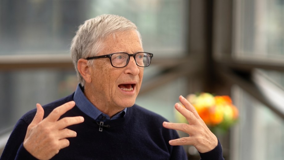 Bill Gates advirtió que la falta de regulación sobre la inteligencia artificial podría desencadenar consecuencias catastróficas. 