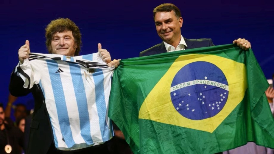 Milei observa las elecciones en Brasil: busca organizar una cumbre de derecha latinoamericana en Buenos Aires