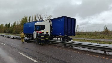 Dos accidentes en plena lluvia provocaron demoras en la Ruta 22 entre Regina y Chichinales