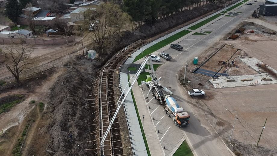 Con la obra hídrica terminada entre las calles 6 y 14, el entorno se prepara para convertirse en un nuevo paseo peatonal. (Foto: Municipalidad de Añelo)