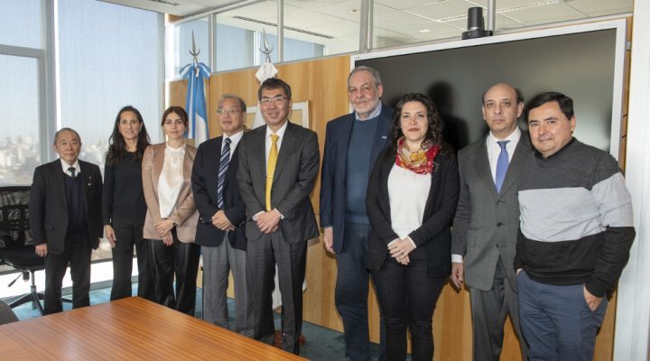 Autoridades del CONICET y de AOTS junto a sus respectivos equipos de trabajo. Foto: Conicet.