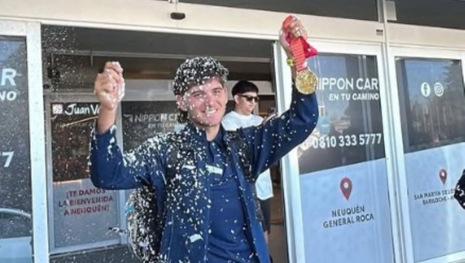 Benja y su medalla dorada, en el aeropuero neuquino.