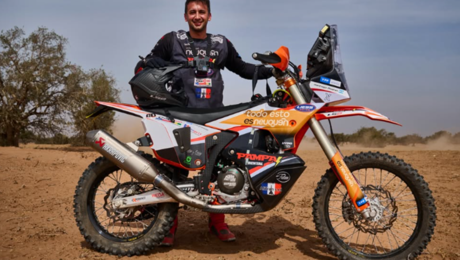 En la previa de su cuarto Dakar, el neuquino sale a mostrar su categoría en las dunas africanas. (Gentileza)