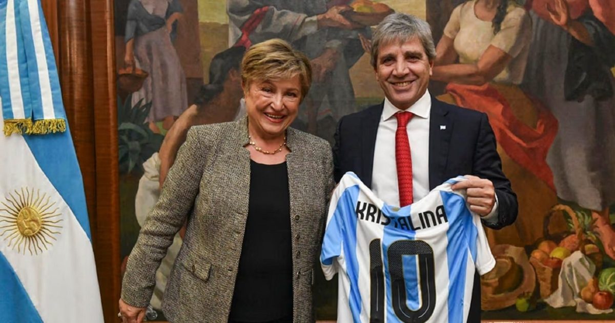 Argentina espera aprobación del FMI para recibir US$ 900 millones